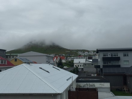 在冰岛赫马岛，领略火山前哨