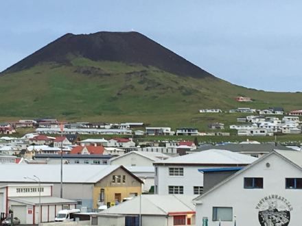 在冰岛赫马岛，领略火山前哨
