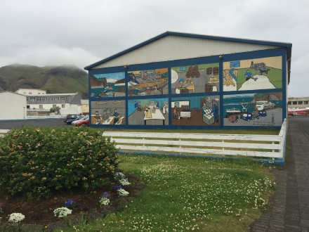 在冰岛赫马岛，领略火山前哨