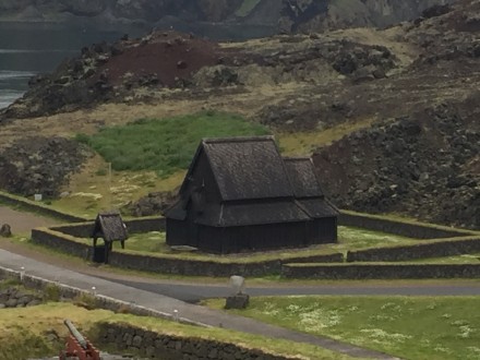 在冰岛赫马岛，领略火山前哨