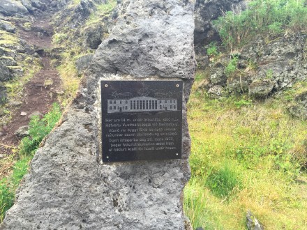 在冰岛赫马岛，领略火山前哨