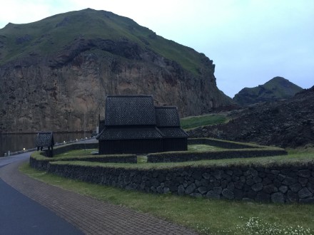 在冰岛赫马岛，领略火山前哨