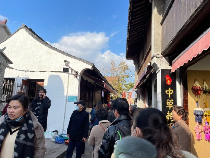 新场，秋日的天空
