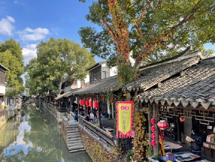 新场，秋日的天空