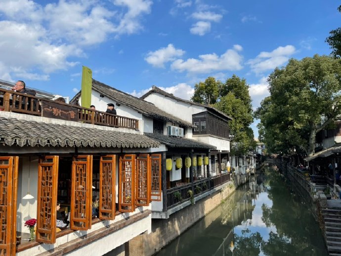 新场，秋日的天空