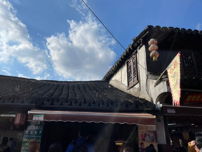 新场，秋日的天空