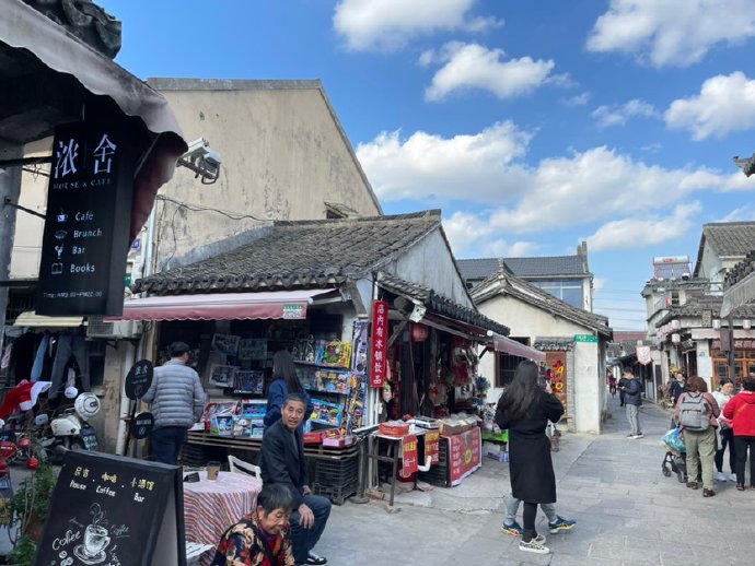 新场，秋日的天空
