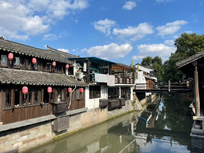 新场，秋日的天空