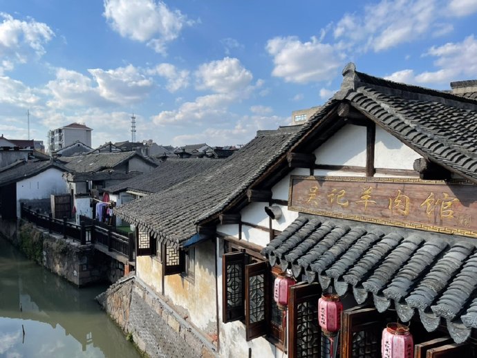 新场，秋日的天空