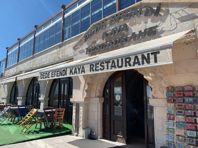 卡帕的洞穴：酒店、餐厅、教堂与地下城