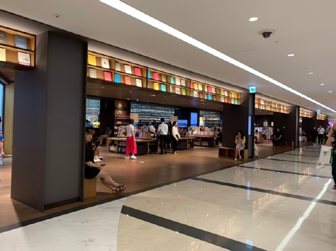 是图书馆？还是书店？