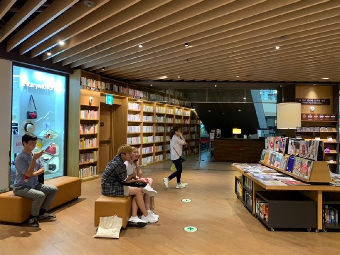是图书馆？还是书店？