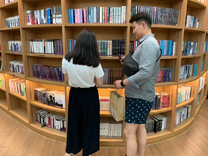是图书馆？还是书店？