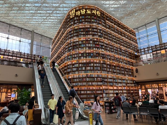 是图书馆？还是书店？