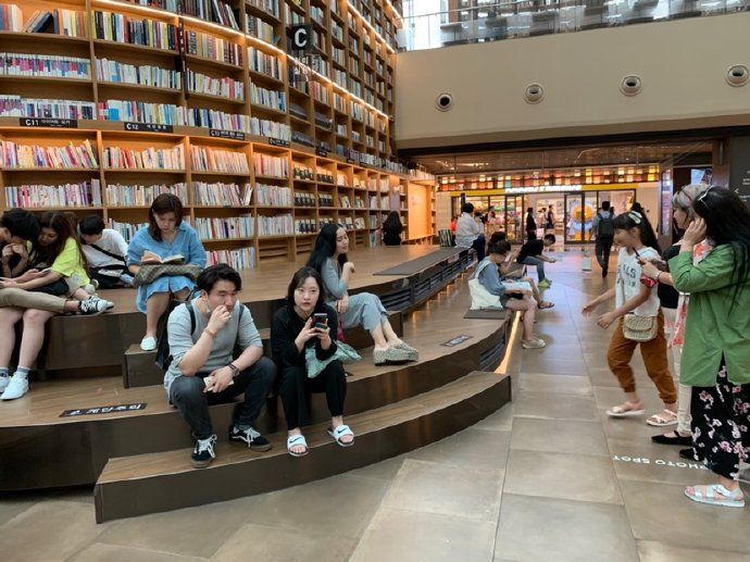 是图书馆？还是书店？